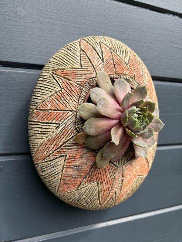 SGV277 - Oval Pod - Chevrons - 22x26cm - Drainage holes for planting Keyhole for wall mounting - Image 3