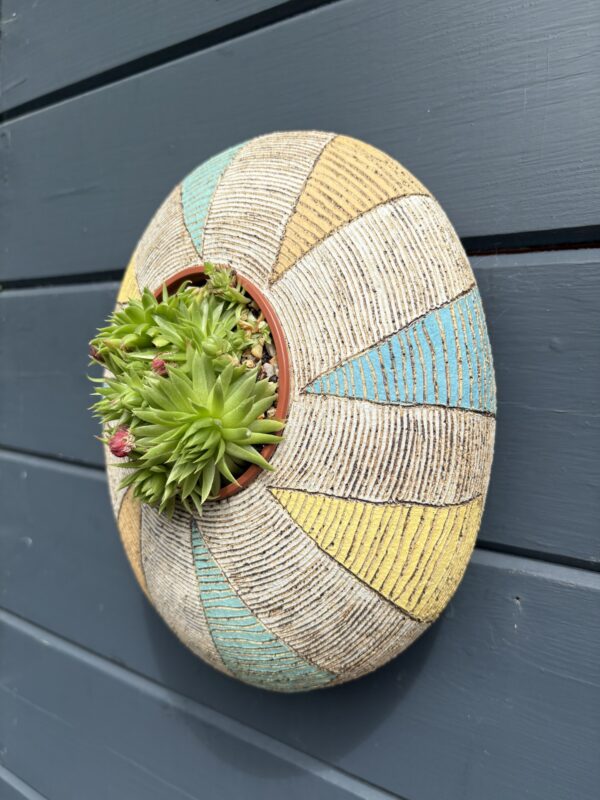 SGV280 - Oval Pod - Sails -22x26cm Drainage holes for planting Keyhole for wall mounting - Image 2