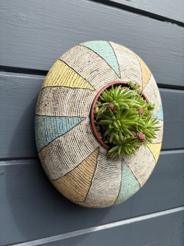SGV280 - Oval Pod - Sails -22x26cm Drainage holes for planting Keyhole for wall mounting - Image 3