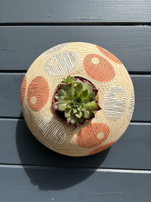 SGV289 -Round Pod - High Tide -28cm diameter Drainage holes for planting Keyhole for wall mounting