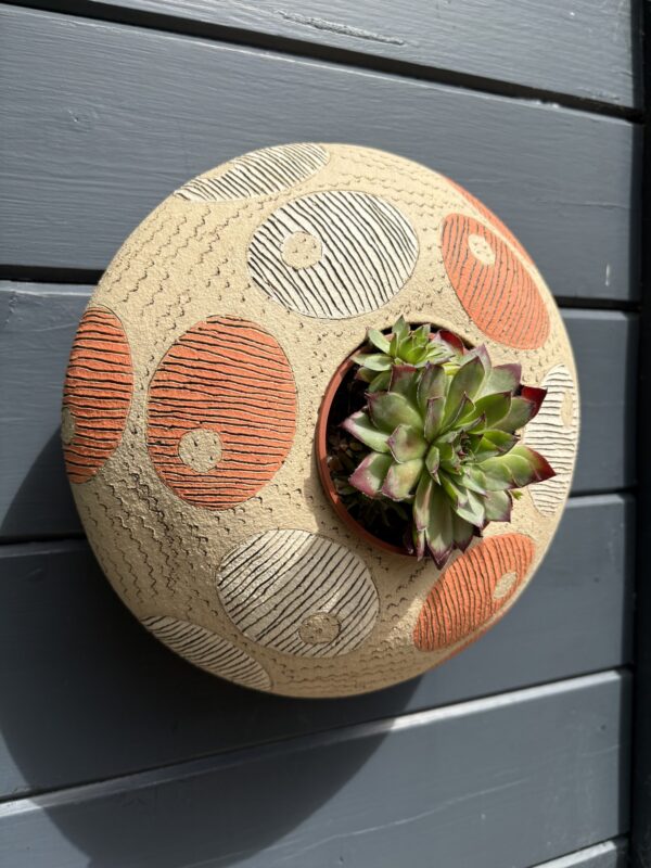 SGV289 -Round Pod - High Tide -28cm diameter Drainage holes for planting Keyhole for wall mounting - Image 3