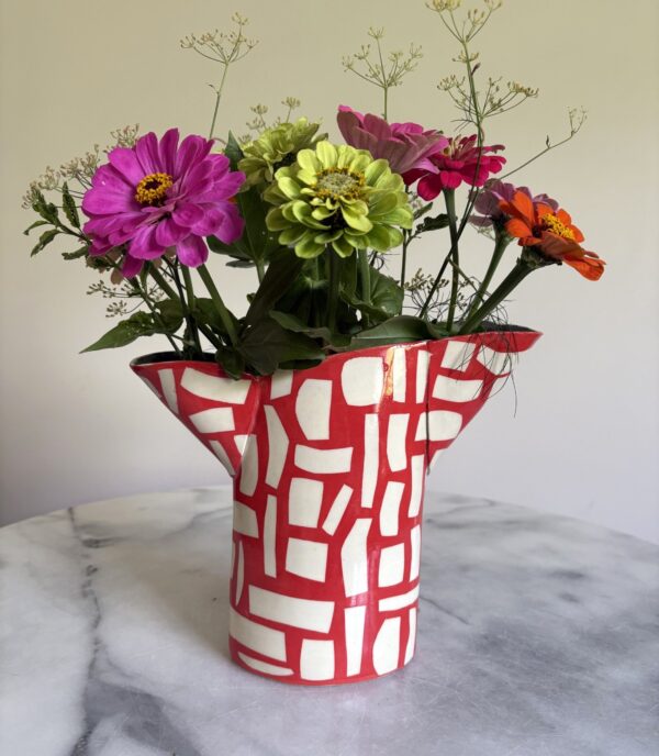 SHC77 - Vase - Red graphic- 21cm tall 14cm wide