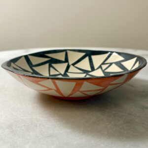 SHC120 - Black & White round dish 18cm diameter