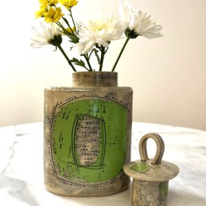 SHC138 Small flower flask - green - 13cm tall x 12cm wide