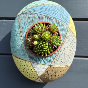 SGV310 - oval Pod - 22x26cm -Blue aspect oval 2- Drainage holes for planting Keyhole for wall mounting