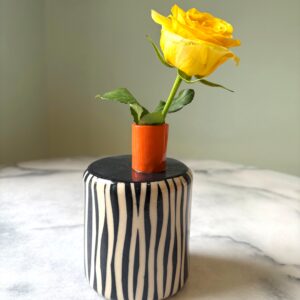 SHC165 Flower bottle Black and white/single funnel